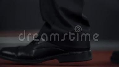 黑色男皮鞋细节